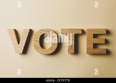 Wortwahl aus Holzbuchstaben auf beigem Hintergrund Stockfoto