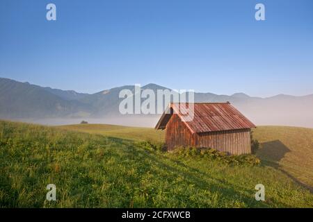 Geographie/Reisen, Deutschland, Bayern, Unterammergau, Nebel über der Wiese, Unterammergau, Oberbayern, Additional-Rights-Clearance-Info-not-available Stockfoto