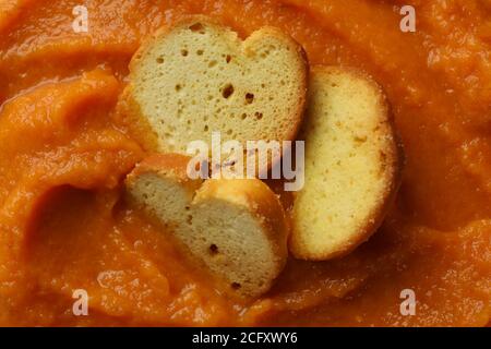 Kürbispüree mit Croutons auf dem ganzen Hintergrund, Nahaufnahme Stockfoto