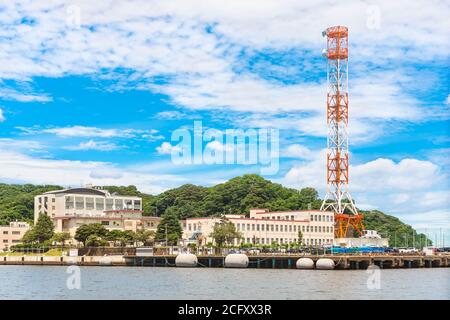 yokosuka, japan - juli 19 2020: Signalturm am Pier der japanischen Maritime Self-Defense Force oder JMSDF Self Defense Fleet im Yokosuka Naval Po Stockfoto