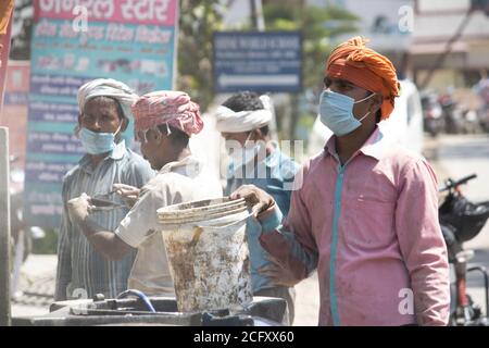 Dehradun, Uttarakhand/Indien - September 06 2020: Männer, die arbeiten, tragen Gesichtsmaske. Stockfoto