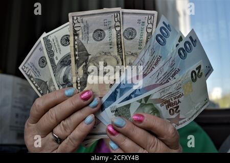 Ankara, Türkei. September 2020. Eine Frau hält türkische Lira- und US-Dollar-Banknoten. Die türkische Lira erreicht am 8. September ein neues Rekordtief gegenüber dem US-Dollar. Kredit: Altan Gocher/ZUMA Wire/Alamy Live Nachrichten Stockfoto