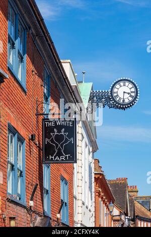 The White Hart Pub in der Hythe High Street im historischen Stadtzentrum von Kent, Großbritannien Stockfoto