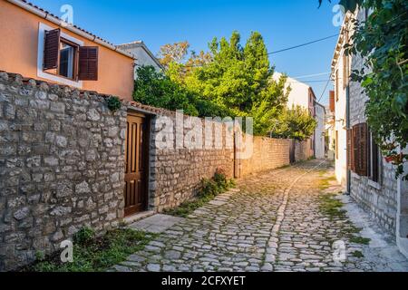 Romantische Straße und alte Häuser in der Altstadt von Osor auf der Insel Cres in Kroatien Stockfoto