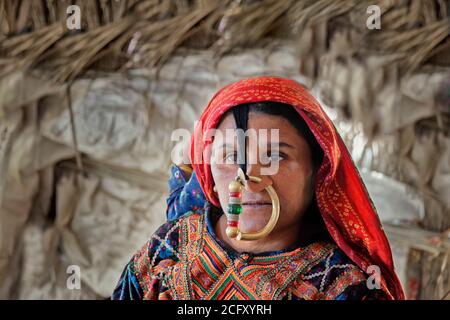 Dhaneta jat Frau tragen der Nathli Goldenen Ring, Madhari Gruppe, tolle Rann von Kutch Wüste, Gujarat, Indien. Stockfoto