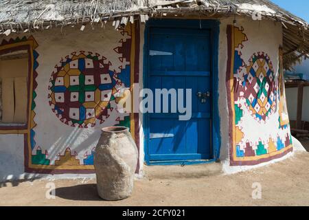 Khavda Tourist Village, Häuser, große Rann von Kutch Wüste, Gujarat, Indien. Stockfoto