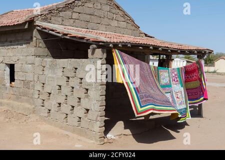 Khavda Tourist Village, Häuser, große Rann von Kutch Wüste, Gujarat, Indien. Stockfoto