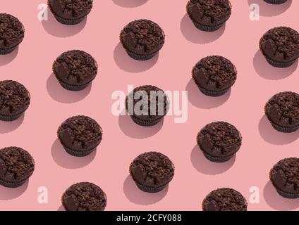 Köstliche Schokolade Brownie Muffin Kuchen flach lag auf rosa Hintergrund Stockfoto