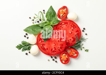 Tomaten und Gewürze auf weißem Hintergrund, Draufsicht Stockfoto