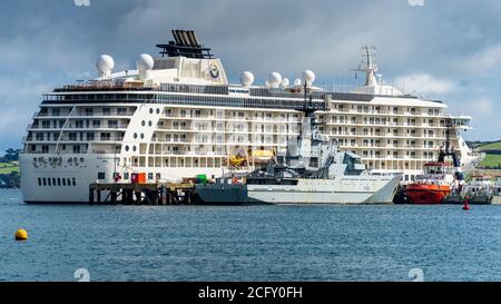 Falmouth Docks - die Welt Wohn-Kreuzfahrtschiff in Falmouth Docks während der Covid-19 Coronavirus Pandemie gelegt. Stockfoto