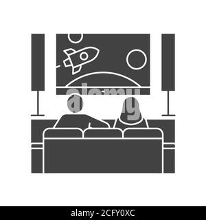 Junges Paar sitzt auf dem Sofa und Fernsehen schwarz Glyph Symbol. Innenansicht des Wohnzimmers mit Möbeln. Freizeit zu Hause. Vektor-isolierte Illustration. Stock Vektor