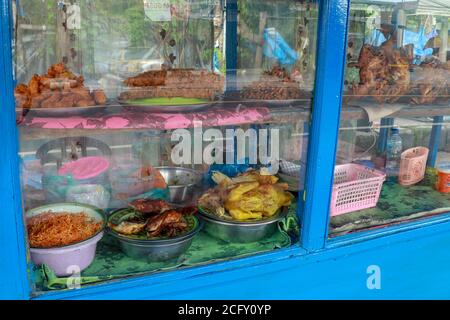 Ein Street-Food-Verkäufer, der gebratene Bannudelnudeln aus einem generischen Vintage-Handwagen am Straßenrand in Bandung, Indonesien, verkauft Stockfoto