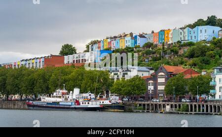 Colorful Houses Bristol: Farbenfrohe georgianische und moderne Häuser mit Blick auf den Hafen von Bristol im Stadtteil Hotwells und Cliftonwood. Stockfoto