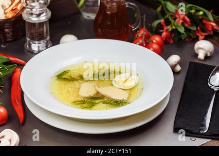 Eine weiße Schüssel gefüllt mit köstlicher Hühnchen-Nudelsuppe Stockfoto