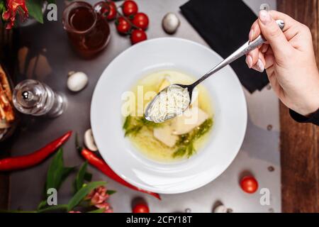 Eine weiße Schüssel gefüllt mit köstlicher Hühnchen-Nudelsuppe Stockfoto