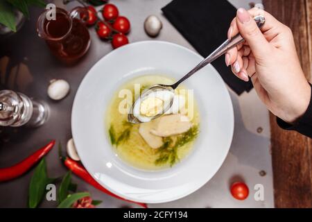 Eine weiße Schüssel gefüllt mit köstlicher Hühnchen-Nudelsuppe Stockfoto