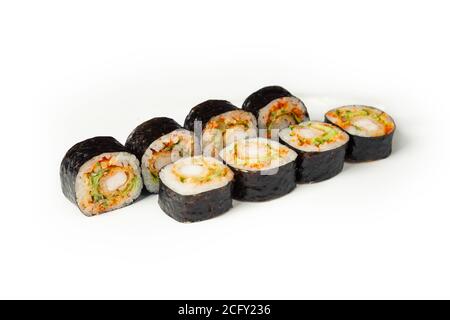 Sushi-Rolle mit gebratenen Garnelen und Kaviar auf einem weißen Teller, klassisches japanisches Sushi. Traditionelles japanisches Essen mit Maki. Leckere Sushi-Stücke. Für das Restaurant-Menü. Copyspace. Stockfoto