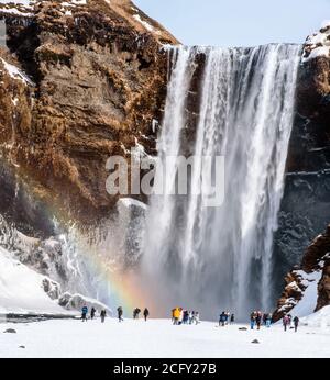 Skogafoss Wasserfall mit einem magischen Regenbogen, Island Stockfoto