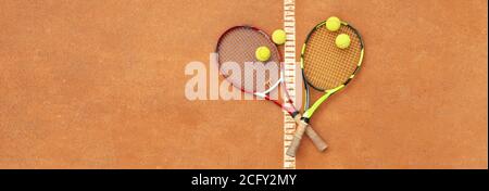 Tennisschläger mit Tennisbällen auf dem Sandplatz Stockfoto
