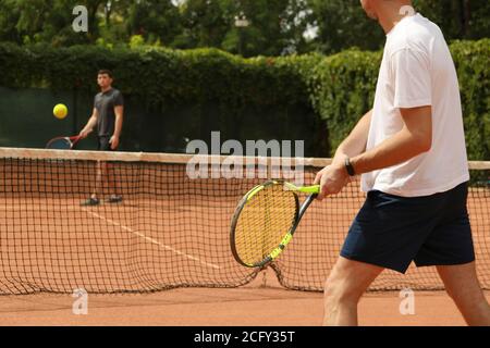 Zwei Männer spielen Tennis auf dem Sandplatz Stockfoto