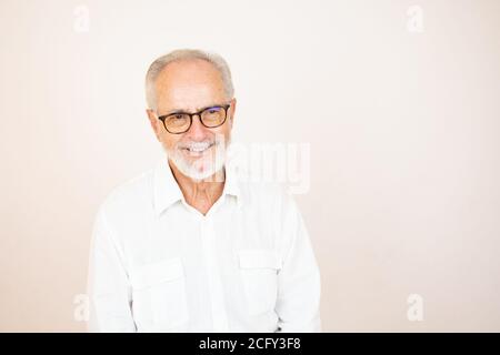 Lächelnder älterer Mann mit Brille und weißem Hemd Stockfoto