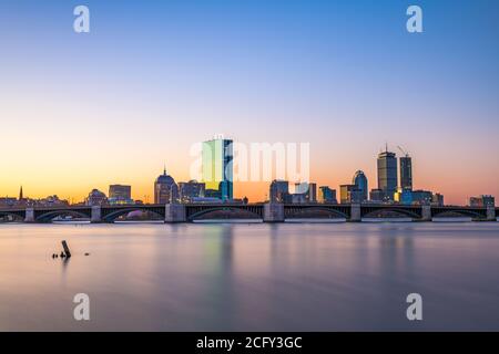 Boston, Massachusetts, USA downtown Stadtbild über von der Charles River in der Morgendämmerung. Stockfoto