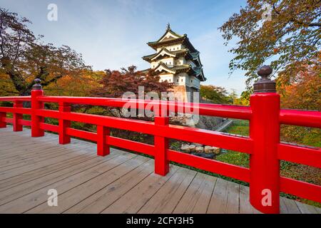 Hirosaki Schloss in Hirosaki, Japan im Herbst in der Dämmerung. Stockfoto