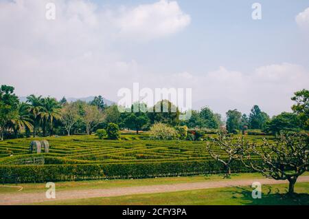 Bogor, Indonesien - EIN Blick auf den Blumen Themenpark Taman Bunga Nusantara in einem bewölkten Nachmittag mit Blick auf ein Labyrinth Feld mit Menschen zu Fuß ein Stockfoto