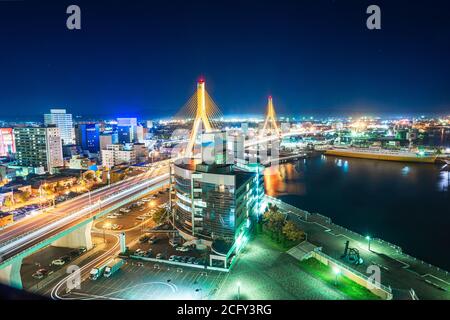 Aomori, Japan Stadtbild an der Bay Bridge bei Nacht. Stockfoto