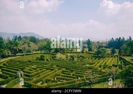 Bogor, Indonesien - EIN Blick auf den Blumen-Themenpark Taman Bunga Nusantara an einem bewölkten Nachmittag mit einem Blick von oben auf ein Labyrinthfeld mit Menschen Stockfoto