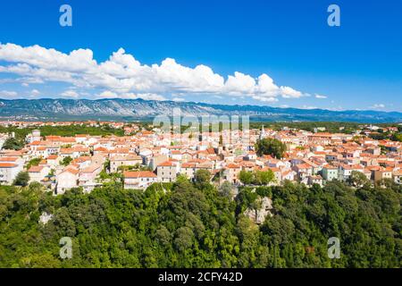 Luftaufnahme der Altstadt von Omisalj auf hoher Klippe, Insel Krk, Kvarner, Kroatien Stockfoto