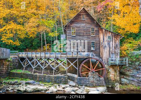 Babcock State Park, West Virginia, USA bei Glade Creek Grist Mill im Herbst Saison. Stockfoto