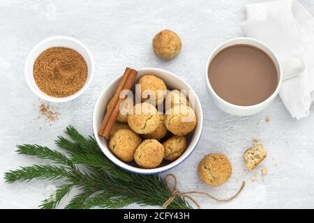 Frisch gebackene Snickerdoodle Plätzchen mit Zimt auf grauem Hintergrund, Draufsicht. Traditionelle amerikanische Plätzchen Stockfoto