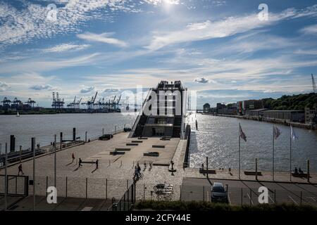 Nahaufnahme bei Dämmerung des Dockland Bürogebäudes in Hamburger Hafen von der Spitze des Kreuzfahrtzentrums Altona an Elbe Stockfoto