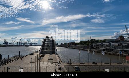 Nahaufnahme bei Dämmerung des Dockland Bürogebäudes in Hamburger Hafen von der Spitze des Kreuzfahrtzentrums Altona an Elbe Stockfoto