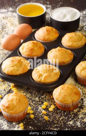 Leckere Snack Mais-Muffins in einer Auflaufform und Zutaten close-up auf dem Tisch. Vertikal Stockfoto