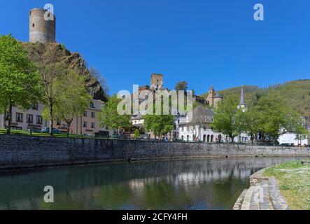 Europa, Luxemburg, Diekirch, Esch-sur-Sûre, Blick auf den Fluss Sûre und das Dorfzentrum Stockfoto