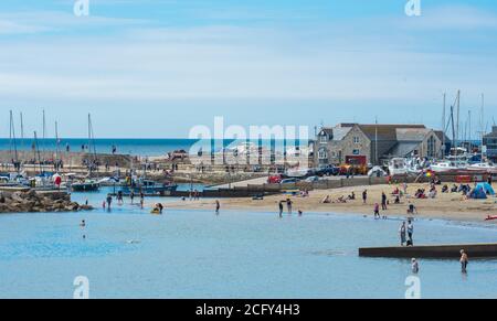 Lyme Regis, Dorset, Großbritannien. September 2020. UK Wetter: Warme September Sonnenschein im Badeort Lyme Regis bringt Besucher zurück an den Strand heute eine letzte Explosion der Hitze genießen, bevor der Herbst in. Die Temperaturen werden diese Woche Mitte 20 sein, mit der Aussicht auf eine Mini-Hitzewelle und einen 'Indian Summer'. Kredit: Celia McMahon/Alamy Live Nachrichten Stockfoto