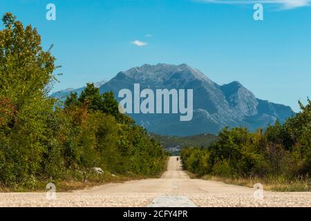 Blick von der Straße auf den Beginn des Biokovo Nationalparks Berge in Süddalmatien , Kroatien. Stockfoto