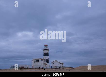 Port Elizabeth, Südafrika - der Cape Recife Leuchtturm auf einem launisch bewölkten Tagesbild im horizontalen Format Stockfoto