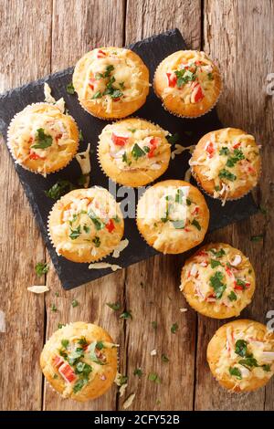 Maismuffins mit Krabbenfleisch und Käse aus nächster Nähe auf einem Schieferbrett auf dem Tisch. Vertikale Draufsicht von oben Stockfoto