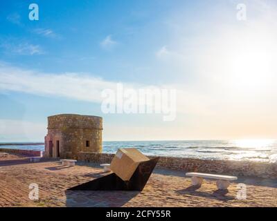 Torre de la Mata ist ein alter Wachturm am Strand, der ursprünglich im 14. Jahrhundert erbaut wurde. Stockfoto