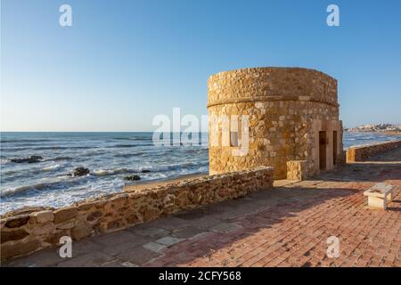 Torre de la Mata ist ein alter Wachturm am Strand, der ursprünglich im 14. Jahrhundert erbaut wurde. Stockfoto