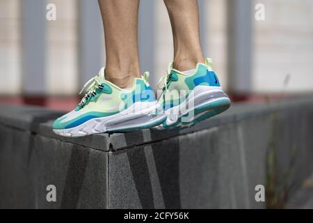 BRCKO DISTRI, BOSNIEN UND HERZEGOWINA - 01. Sep 2020: Details zu Nike Air Max 270 React Hyper Jade Sneakers. Stockfoto