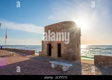 Torre de la Mata ist ein alter Wachturm am Strand, der ursprünglich im 14. Jahrhundert erbaut wurde. Stockfoto