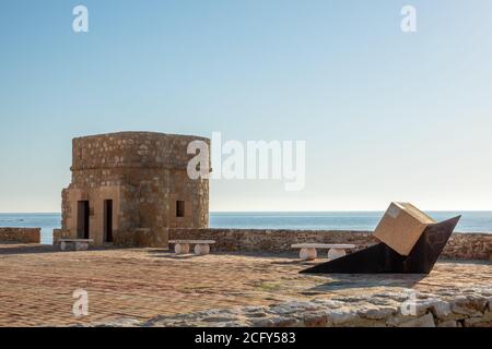 Torre de la Mata ist ein alter Wachturm am Strand, der ursprünglich im 14. Jahrhundert erbaut wurde. Stockfoto