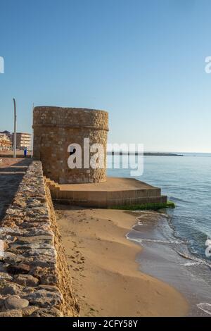 Torre de la Mata ist ein alter Wachturm am Strand, der ursprünglich im 14. Jahrhundert erbaut wurde. Stockfoto