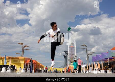 Peking, China. September 2020. Ein Aussteller demonstriert Diabolo während der China International Fair for Trade in Services (CIFTIS) 2020 in Peking, Hauptstadt von China, 8. September 2020. Quelle: Zhang Xiaoyu/Xinhua/Alamy Live News Stockfoto