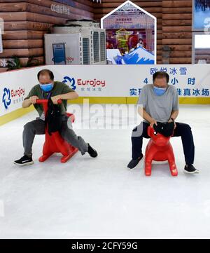 Peking, China. September 2020. Besucher haben Spaß in der Wintersport-Ausstellungshalle der China International Fair for Trade in Services (CIFTIS) 2020 in Peking, Hauptstadt von China, 8. September 2020. Quelle: Xu Liang/Xinhua/Alamy Live News Stockfoto