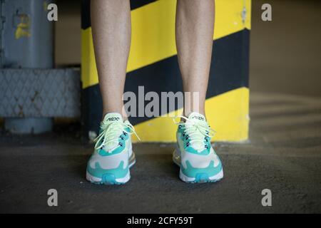 BRCKO DISTRI, BOSNIEN UND HERZEGOWINA - 01. Sep 2020: Details zu Nike Air Max 270 React Hyper Jade Sneakers. Stockfoto